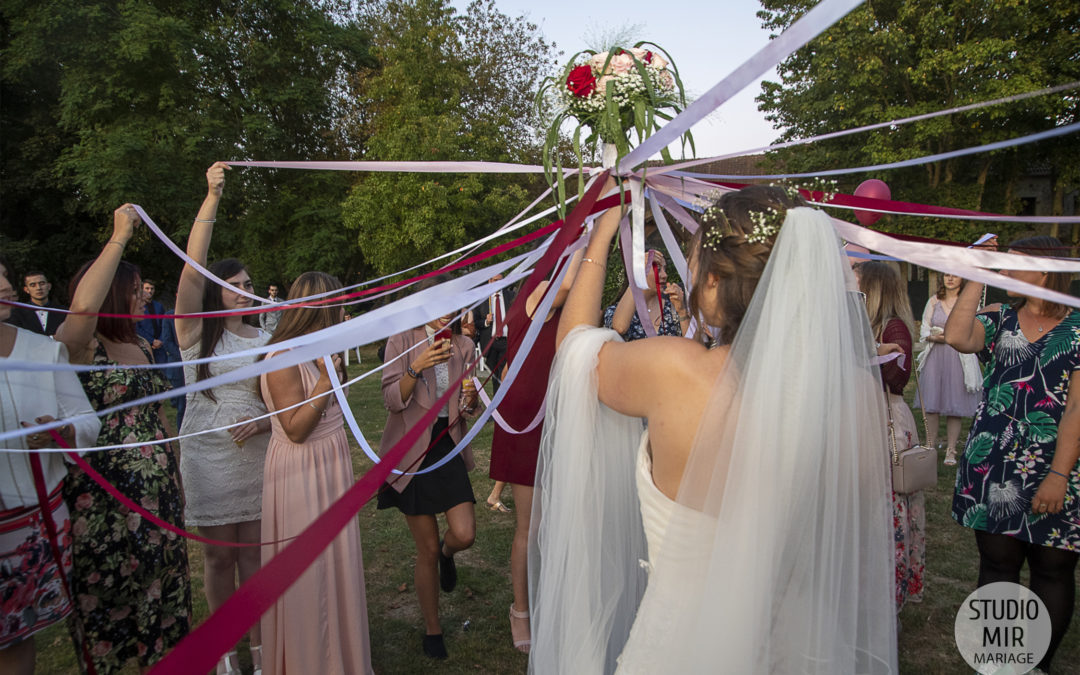 Photographe de mariage : lancer de bouquet en Ile-de-France