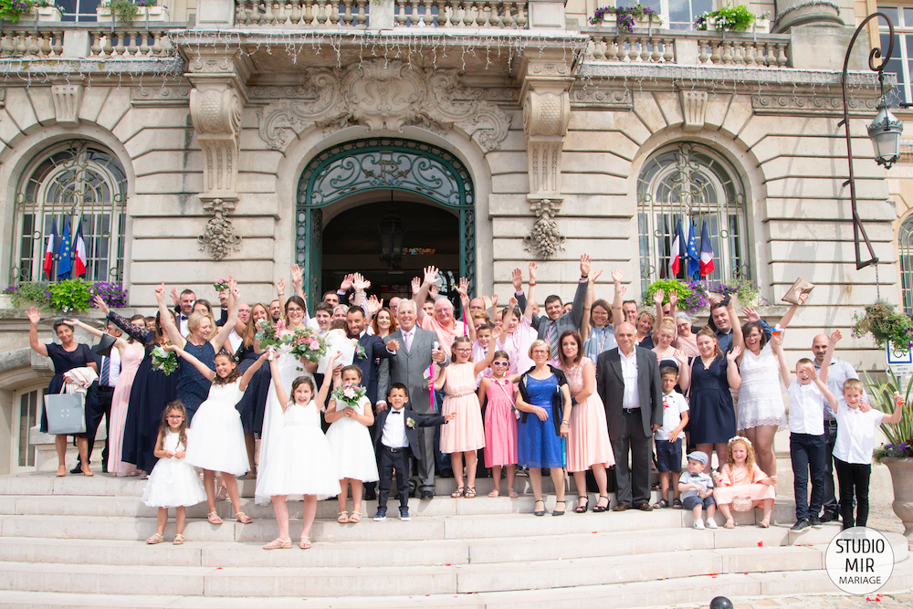 Photographe de mariage : sortie de la mairie de Meaux des mariés en Seine et Marne