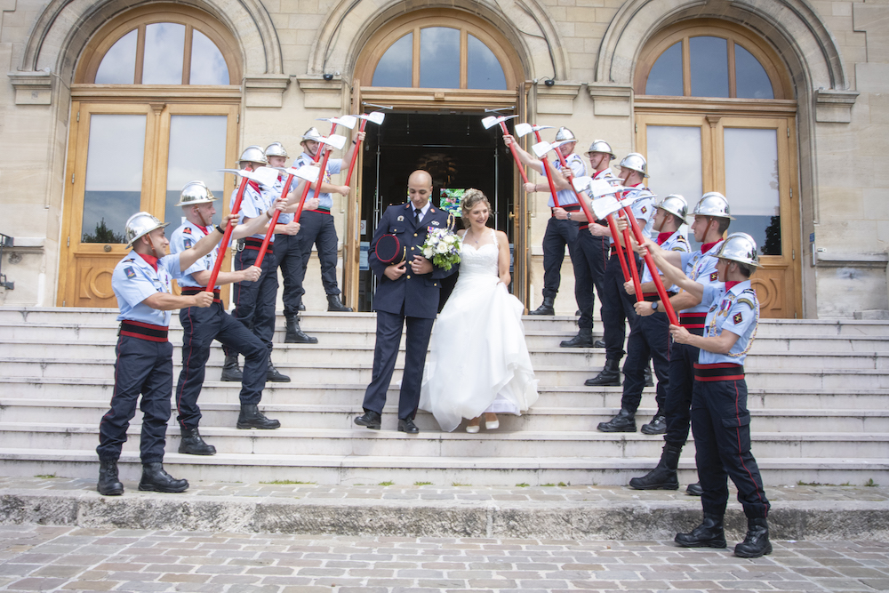 Photographe et vidéaste de mariage dans le 94 : sortie de la mairie du perreux sur Marne
